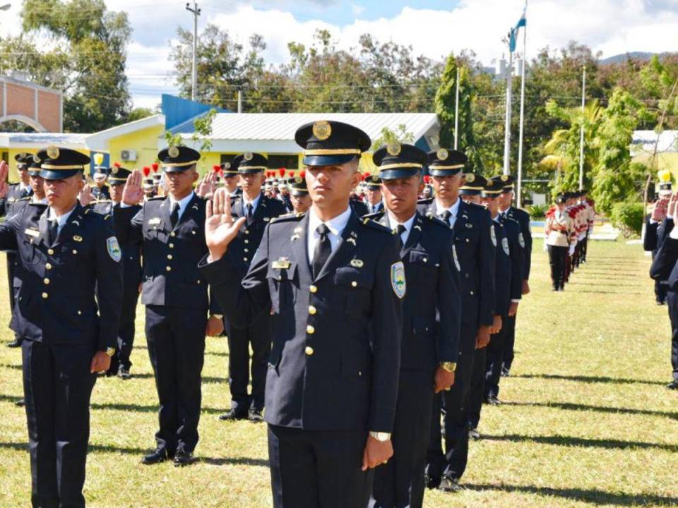 Los 566 oficiales se graduaron de subinspectores auxiliares de Policía el 1 de febrero de 2023 en la sede de la Academia Nacional de Policía en la ciudad de La Paz. Al evento asistió el presidente del Congreso, Luis Redondo, el designado presidencial Renato Pineda, entre otros.