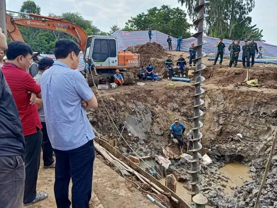 El menor Thai Ly Hao Nam cayó por el agujero de 25 cm de ancho y 35 metros de profundidad en el pilar de un nuevo puente.