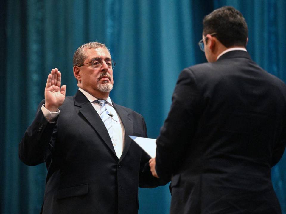 “Sí, juro”, dijo el nuevo presidente de Guatemala, Bernardo Arévalo, con la mano izquierda en la Constitución y la derecha alzada, al ser investido por el jefe del nuevo Congreso, Samuel Pérez,