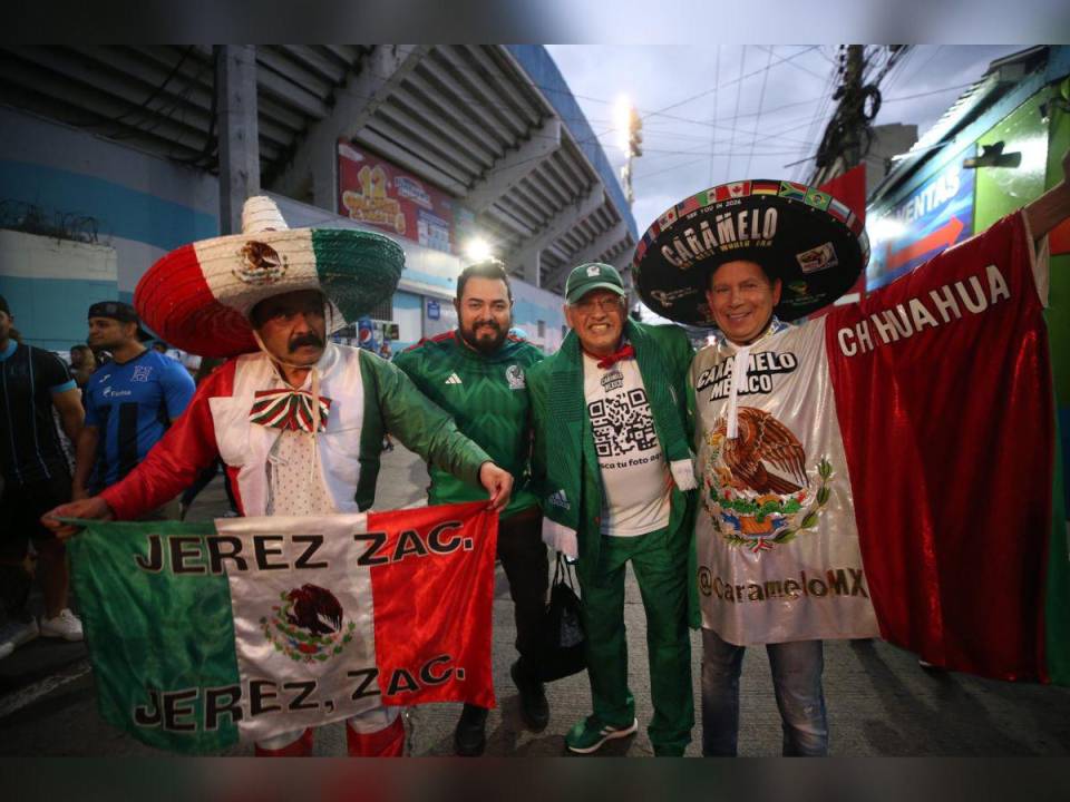 En grupos, con sombreros y banderas llegaron algunos aficionados de la Selección de México. Estas son las imágenes de su llegada.