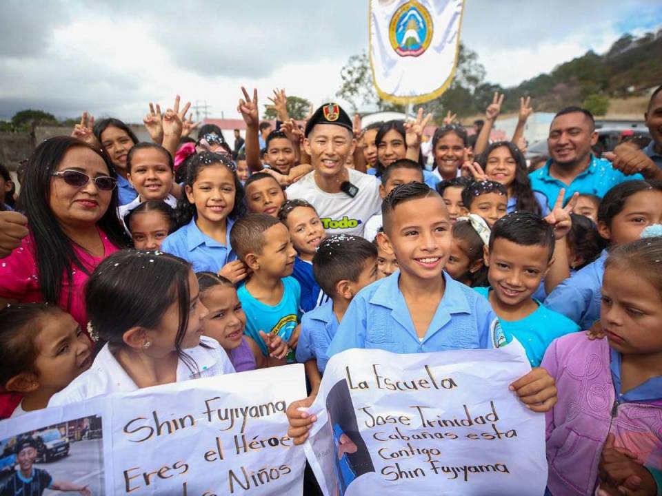 Con sonrisas, brillo en sus ojos y mucha emoción, decenas de niños y niñas formaron parte este miércoles de la llegada de Shin Fujiyama a la capital de Honduras, penúltima parada para completar su reto de 250 kilómetros por la educación. A continuación los momentos más emotivos captados por EL HERALDO.