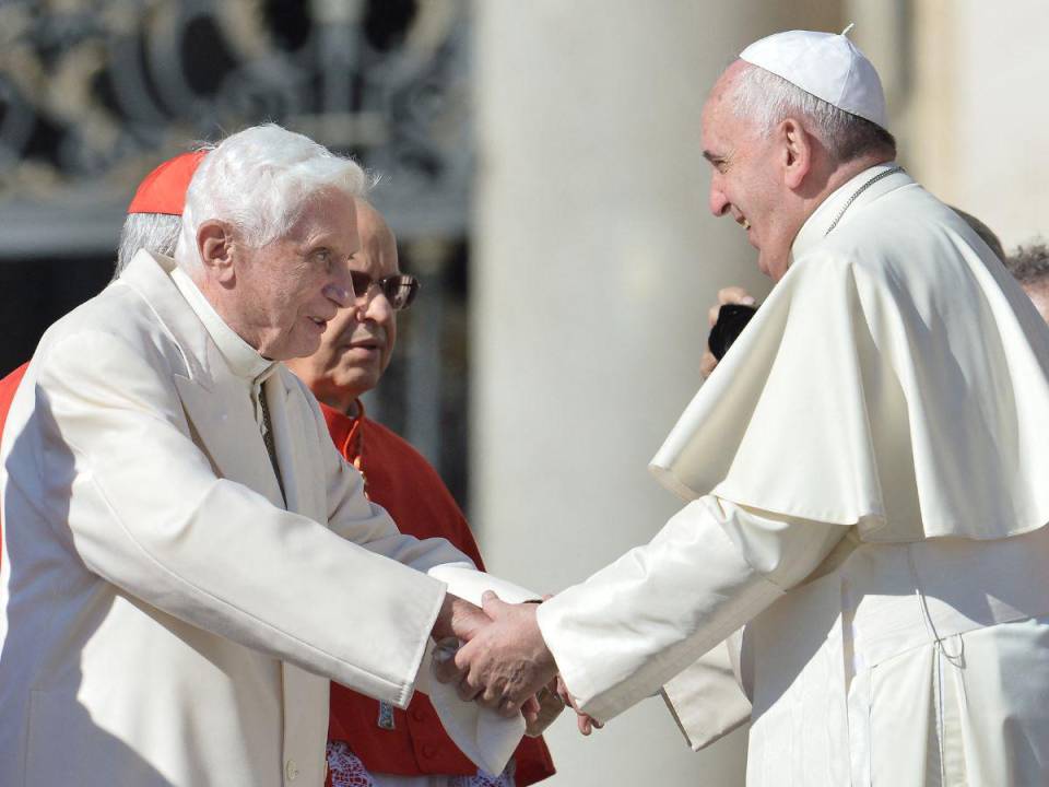 El papa Francisco tardó pocos minutos en llegar a la habitación donde murió el papa Benedicto el 31 de diciembre de 2022.