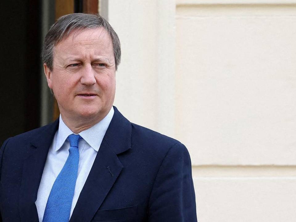 El secretario de Relaciones Exteriores de Gran Bretaña, David Cameron, espera afuera de Carlton Gardens en Londres el 15 de abril para saludar al ministro de Relaciones Exteriores de Suecia antes de su reunión.