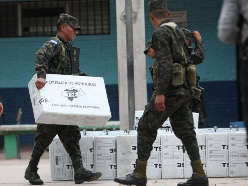 Imagen de archivo de un proceso electoral en Honduras, donde los miembros de las Fuerzas Armadas trasladan material electoral.