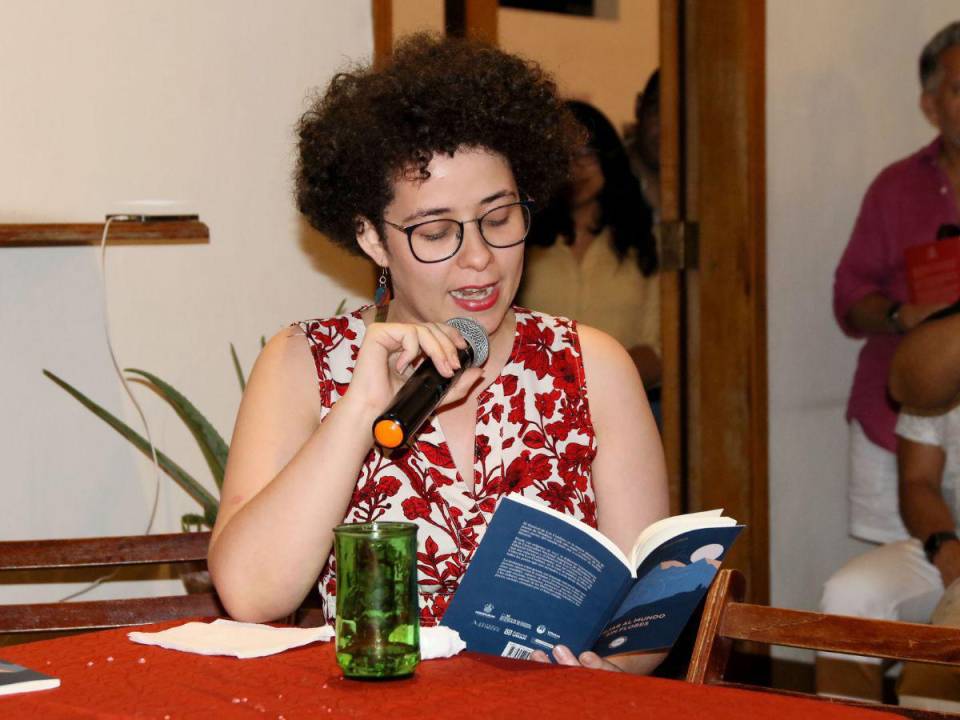 La poeta hondureña Valeria Cobos dio inicio a la lectura femenina en la terraza del Hotel Guancascos de Gracias, Lempira.