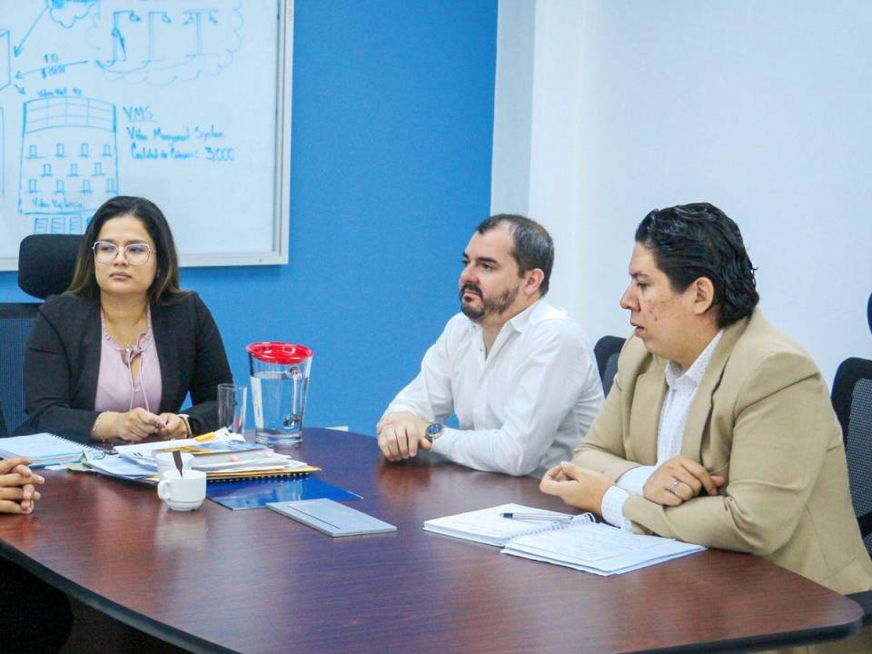 Miroslava Cerpas, Gosset Moncada y Gerardo Hernández, comisionados del 911.