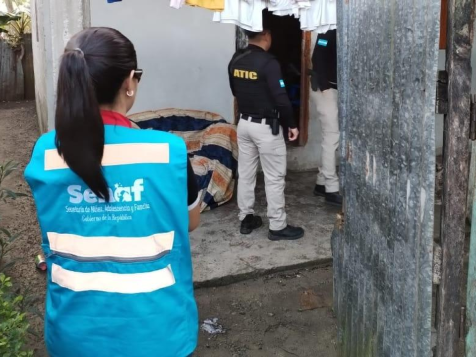 Autoridades llegaron hasta la vivienda donde se encontraban los tres menores en compañía de dos adultos.