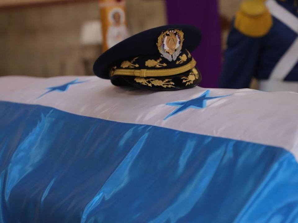 Así fue el sepelio del general de aviación José Enrique Soto Cano en La Paz