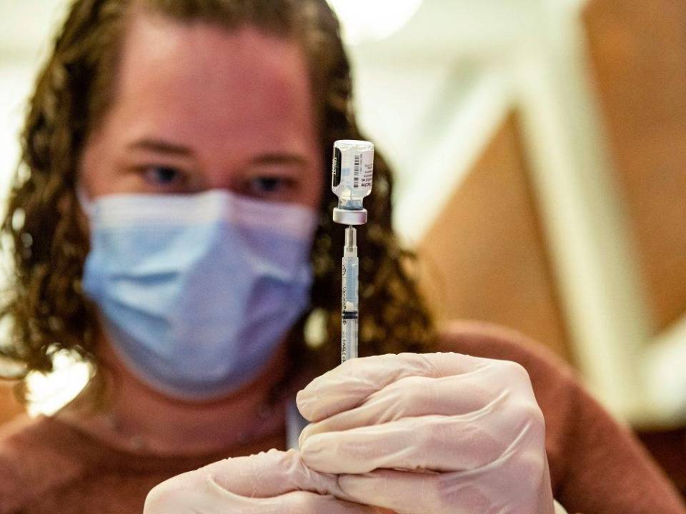 Pfizer-BioNTech comienzan ensayos clínicos de vacuna contra ómicron