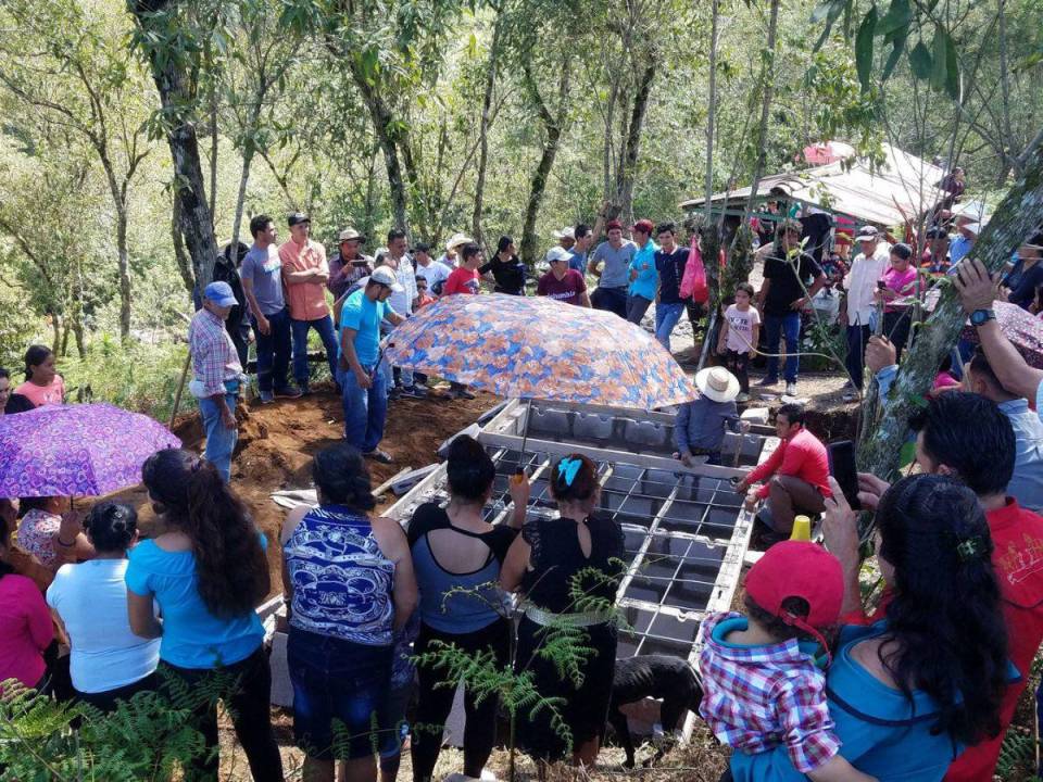 Las tres menores de edad, que fallecieron en el lugar del accidente, provocado supuestamente por la imprudencia de otro conductor, fueron enterradas en el cementerio de la comunidad de Las Marías, en Arada, Santa Bárbara, este domingo.