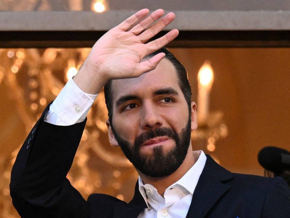 El presidente salvadoreño Nayib Bukele saluda a sus seguidores luego de recibir la certificación que lo acredita como presidente electo de El Salvador para el período 2024-2029 en el Teatro Nacional en el centro histórico de San Salvador el 29 de febrero de 2024.