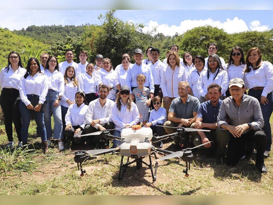 Equipo de Fundación Terra y CO2 Revolution, en el lanzamiento de Smart Seed, con la visión de proteger y restaurar los bosques de Honduras con este nuevo proyecto de aceleración forestal.
