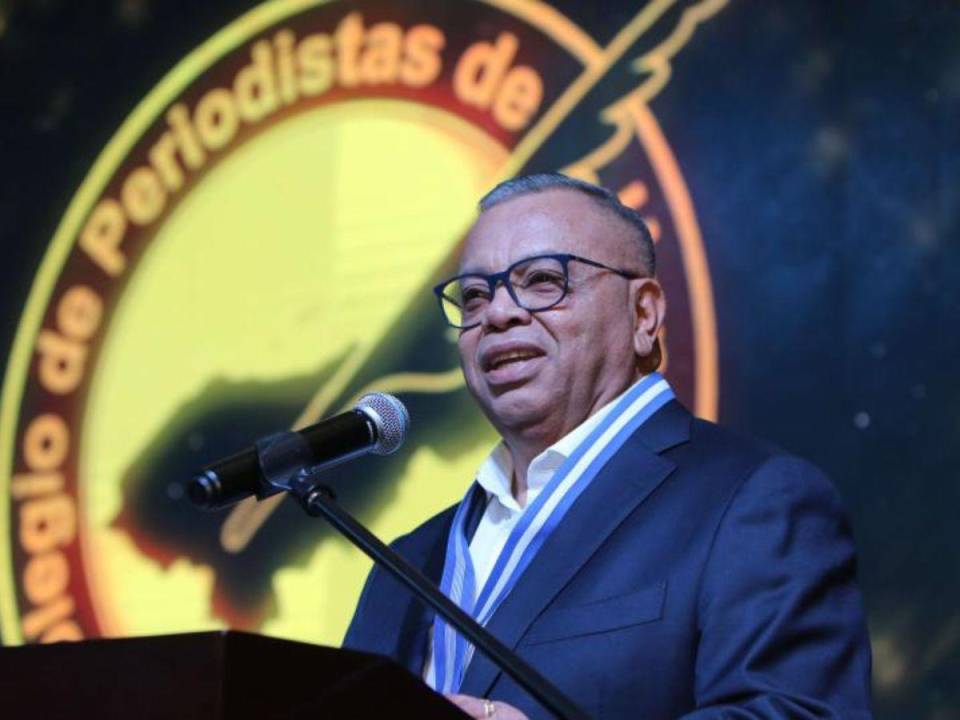 Imagen de archivo de EL HERALDO donde se observa a Eduardo Maldonado durante su discurso al recibir el premio Álvaro Contreras en mayo de 2023.