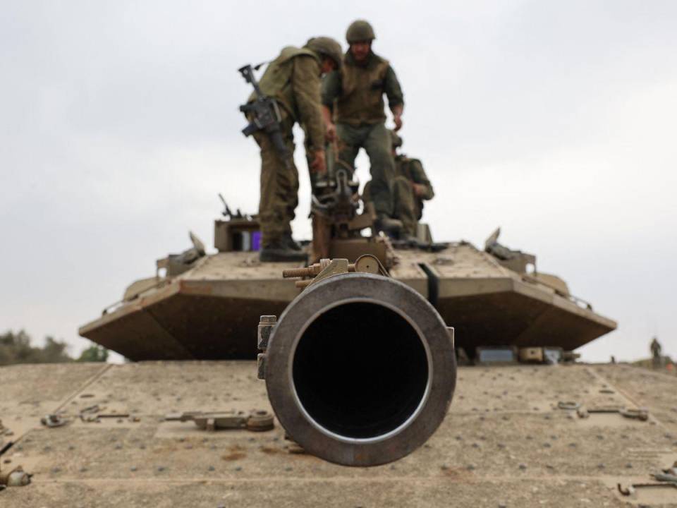 Decenas de miles de soldados israelíes están siendo desplegados cerca de la Franja de Gaza, un empobrecido territorio con 2,3 millones de habitantes, controlado por Hamás desde 2007.