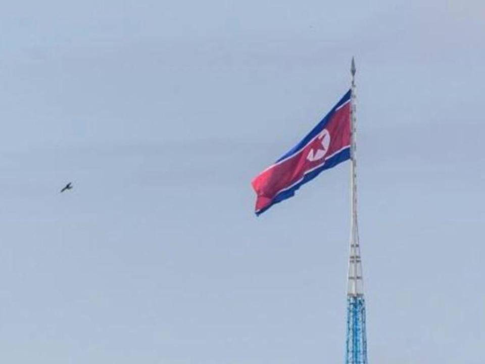 Una bandera norcoreana ondea cerca de la zona desmilitarizada que divide la península de Corea.