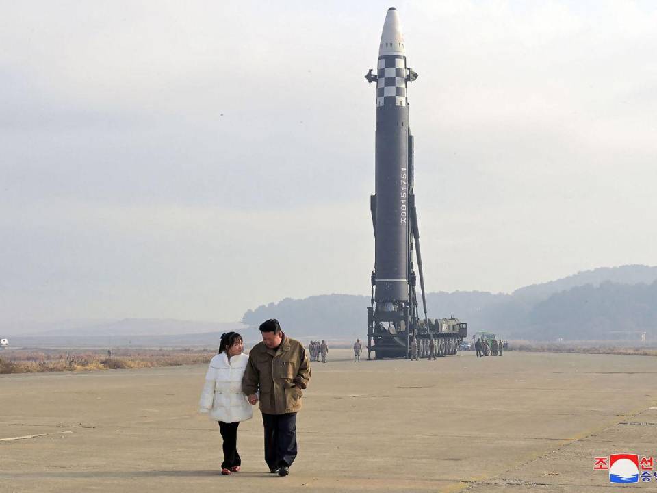 EL líder norcoreano llegó de la mano de su hija a supervisar el lanzamiento.