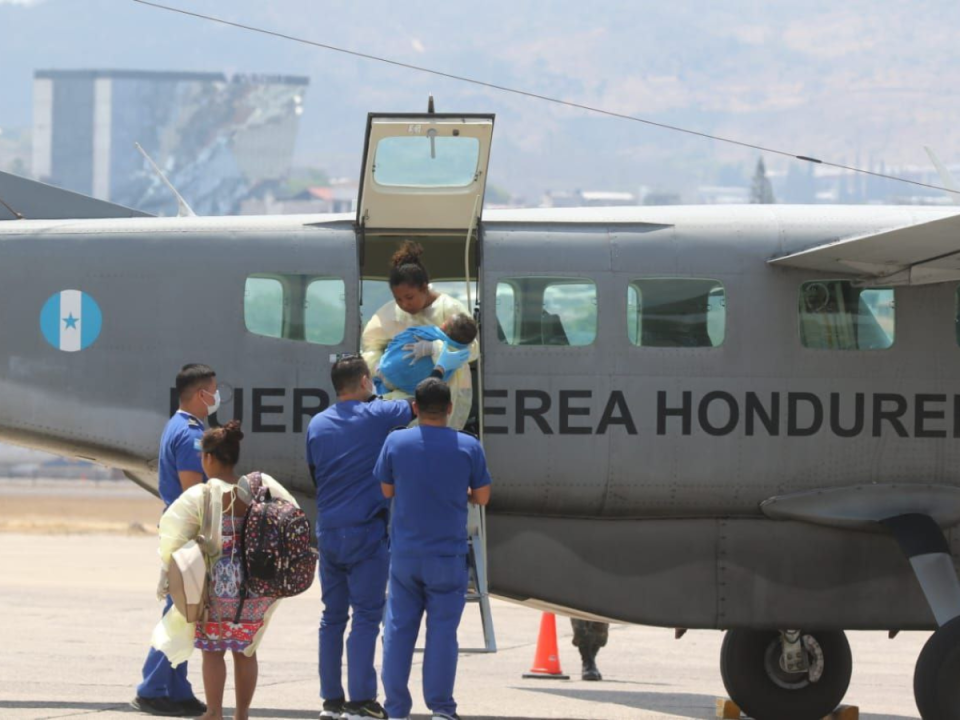 La Fuerza Aérea Hondureña traslado a los menores a un centro de niños quemados en un intento de salvar su vida.