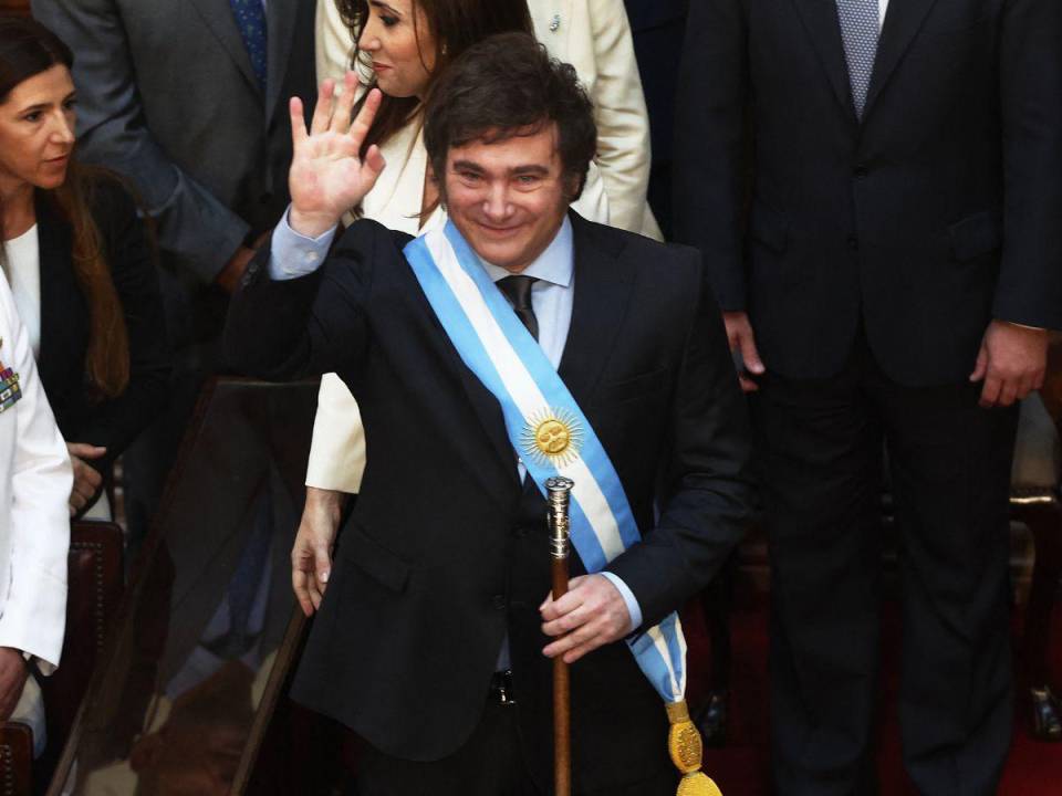 El nuevo presidente de Argentina, el ultraliberal Javier <b>Milei</b>, prometió este domingo una “nueva era” de “paz y prosperidad” con su gobierno, que recibe lo que consideró “la peor herencia” de la historia del país.