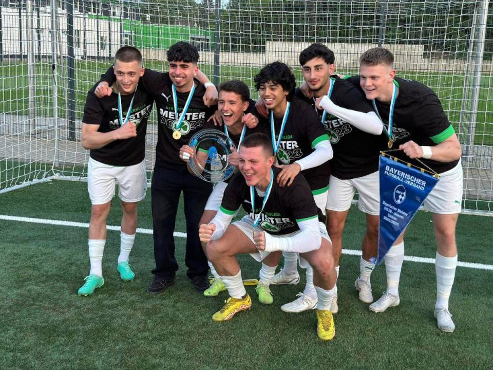 Chirinos celebró el logro de su equipo junto a sus compañeros.