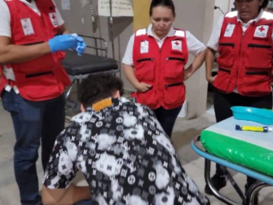 Personal de la Cruz Roja atendió al joven cuando llegó al centro médico en el occidente de Honduras.