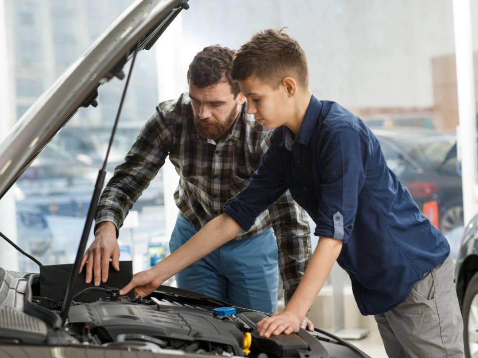 Convertirse en un experto en mecánica no es necesario para transmitir conocimientos básicos a sus hijos sobre el funcionamiento de un automóvil.