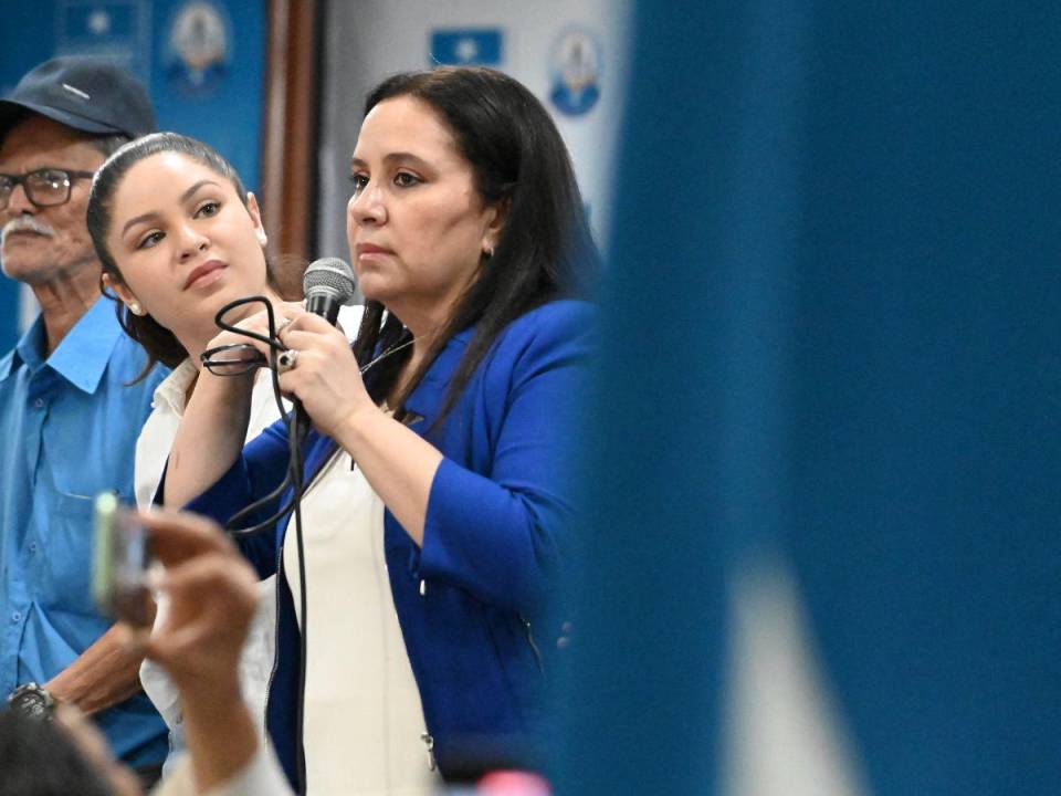 Ana García Carías, ex primera dama de Honduras y actual precandidata presidencial por el Partido Nacional, aclaró cómo financiará su campaña política, en medio de problemas financieros familiares surgidos por el juicio de su esposo, el expresidente Juan Orlando Hernández.