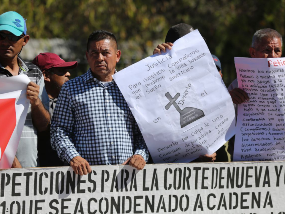 Los depurados exigen que se les reintegre a su puesto y otros que se les de la jubilación.