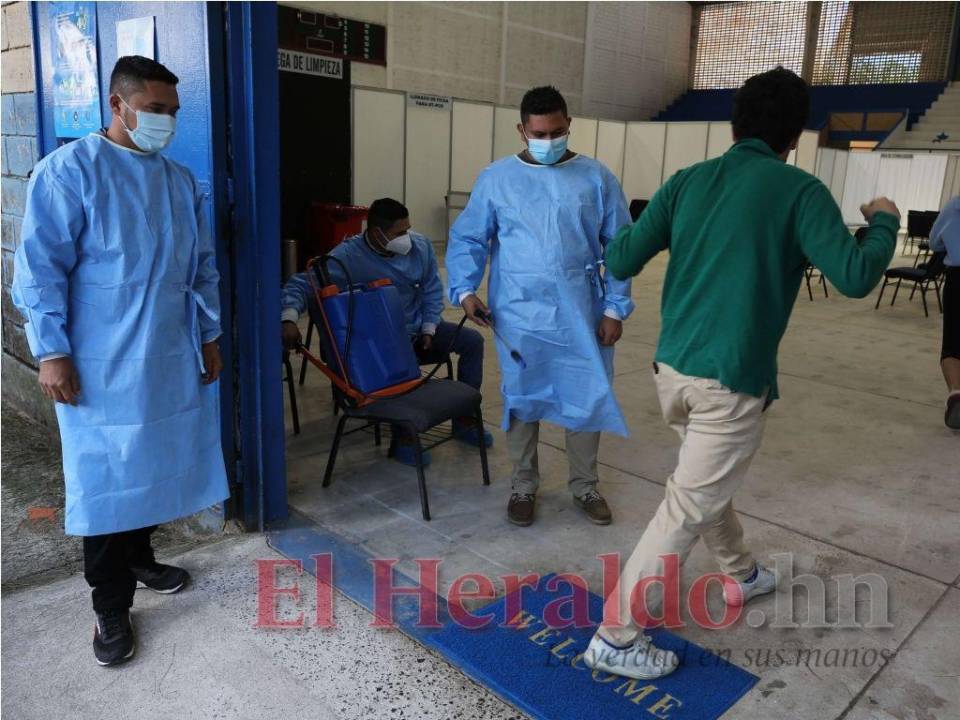 En la entrada de los centros de triaje de la capital realizan una fumigación a los pacientes con el fin de desinfectar la ropa, dicha acción es considerada como un mito por los expertos, ya que aseguran que la transmisión del virus es a través de gotas pequeñas que salen al hablar.