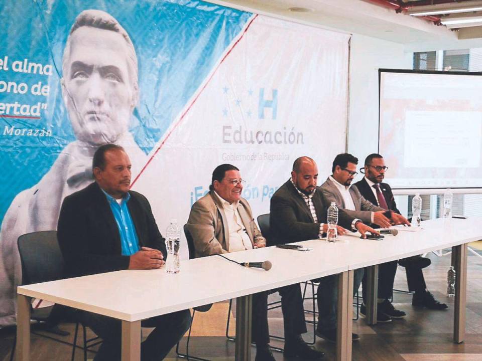 Para las familia que carecen de dispositivos digitales, Daniel Sponda aseveró que se estarán dotando las escuelas con tablets.