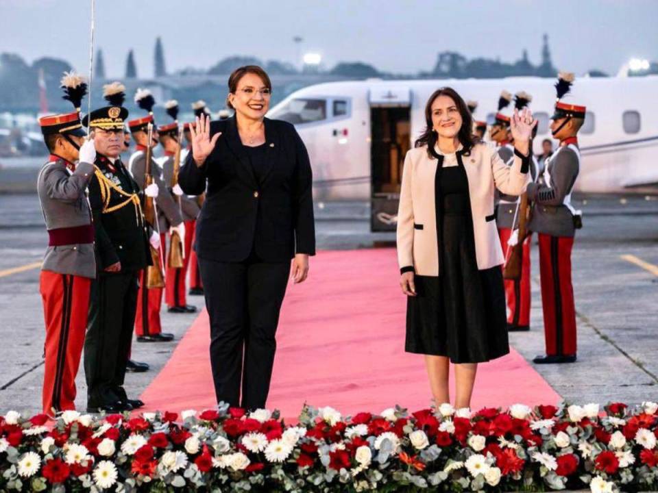 Imagen de Xiomara Castro junto a la vicecanciller de Guatemala, María Luisa Martínez, saludando a la prensa.