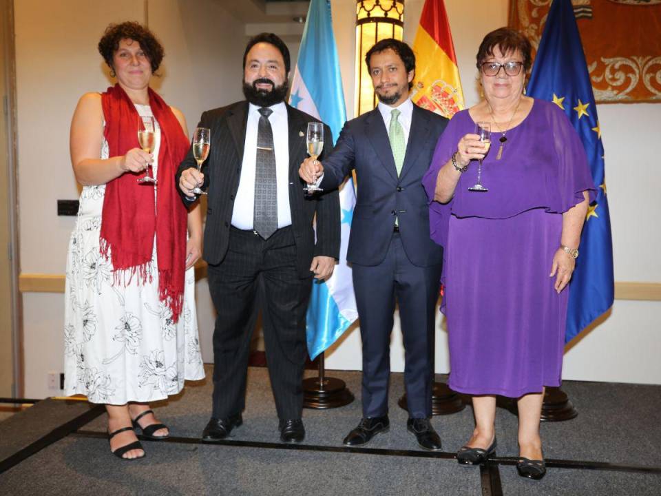 El tradicional agasajo de este 12 de octubre tuvo lugar en el Salón Real del Hotel InterContinental de la capital. En la imagen: Cinthya Breña, Luis Redondo, Baltasar Fernández y Doris Gutiérrez.