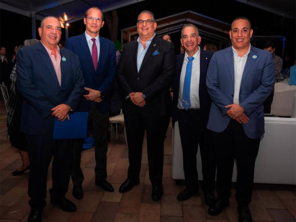 Ejecutivos de Fundación Ficohsa, celebrando el impacto de 25 años de trabajo en la región, enfocado en la educación y el desarrollo de Honduras.