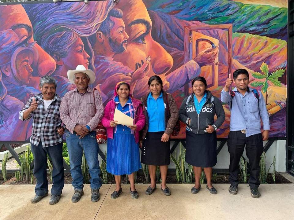 Un grupo de hondureños que conforman la directiva de una junta de CPRES en La Esperanza, Intibucá, durante una de las capacitaciones que realiza constantemente Senprende.