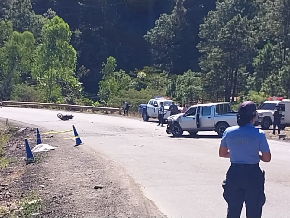 El cuerpo del joven quedó tendido a la orilla del pavimento, mientras que la motocicleta en la que se conducía estaba en medio de la carretera.