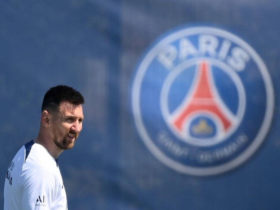 El delantero argentino del Paris Saint-Germain, Lionel Messi, reacciona durante una sesión de entrenamiento en el campo de entrenamiento del club en Saint-Germain-en-Laye, al oeste de París, el 1 de junio de 2023, dos días antes del partido de fútbol L1 contra Clermont.