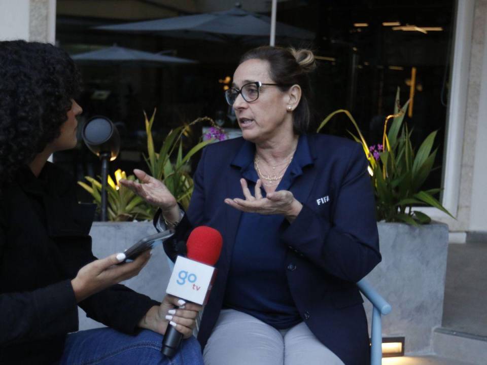 Marie Lemineur del departamento de Salvaguardia y Protección de la Niñez de FIFA llega a Honduras