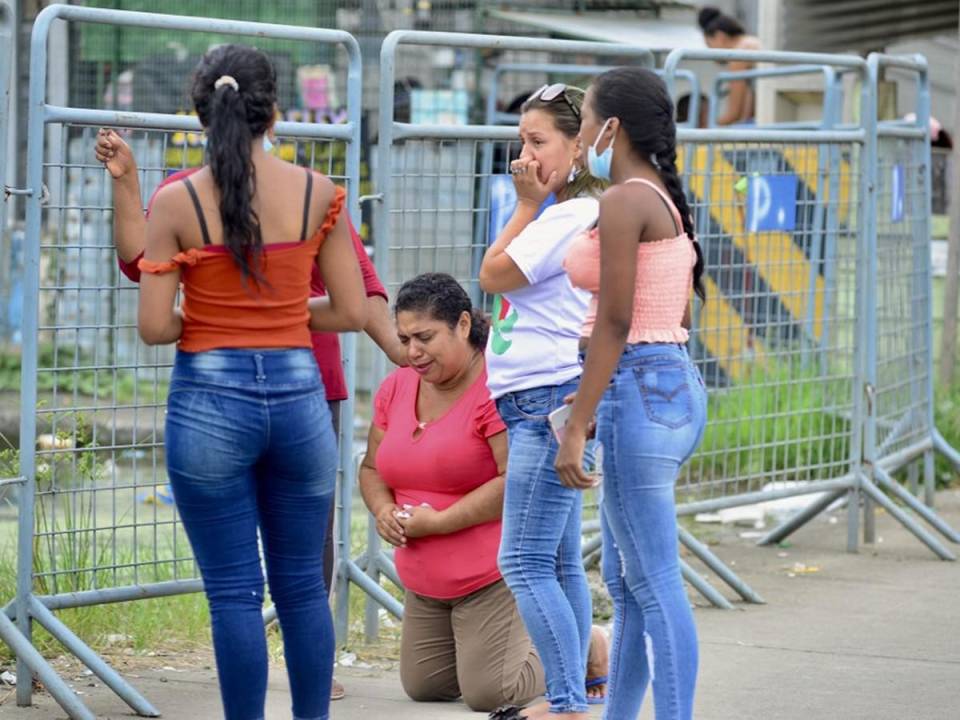 Mujeres lloran afuera del penal Guayas 1 tras enfrentamientos entre reos en Guayaquil, Ecuador, el 23 de julio de 2023. Ecuador, escenario de sangrientas masacres carcelarias.