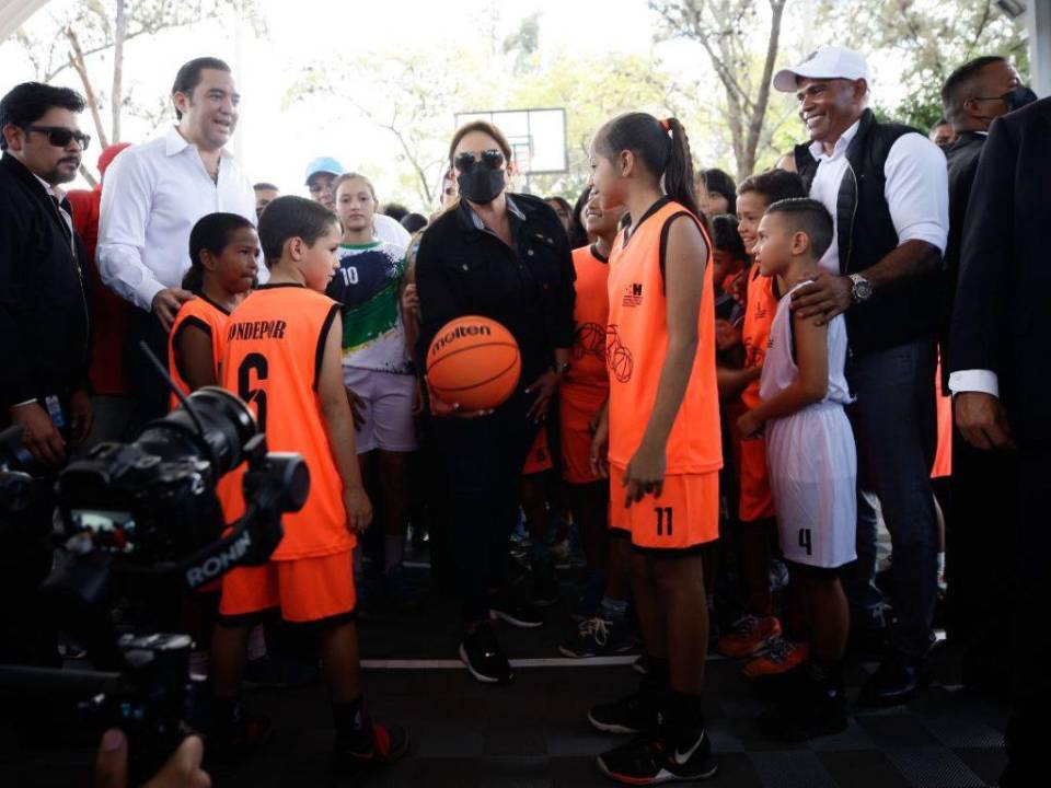 La presidenta Xiomara Castro participó y brindó un discurso en los actos de inauguración de la moderna cancha de baloncesto del Barrio Obelisco. Trabajo realizado por la Comisión Nacional de Deportes, Educación Física y Recreación (Condepor). A continuación los detalles.