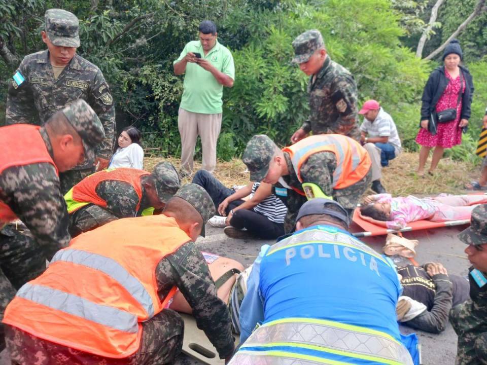 Bomberos y militares fueron los primeros en llegar al lugar para atender a los heridos de la tragedia.