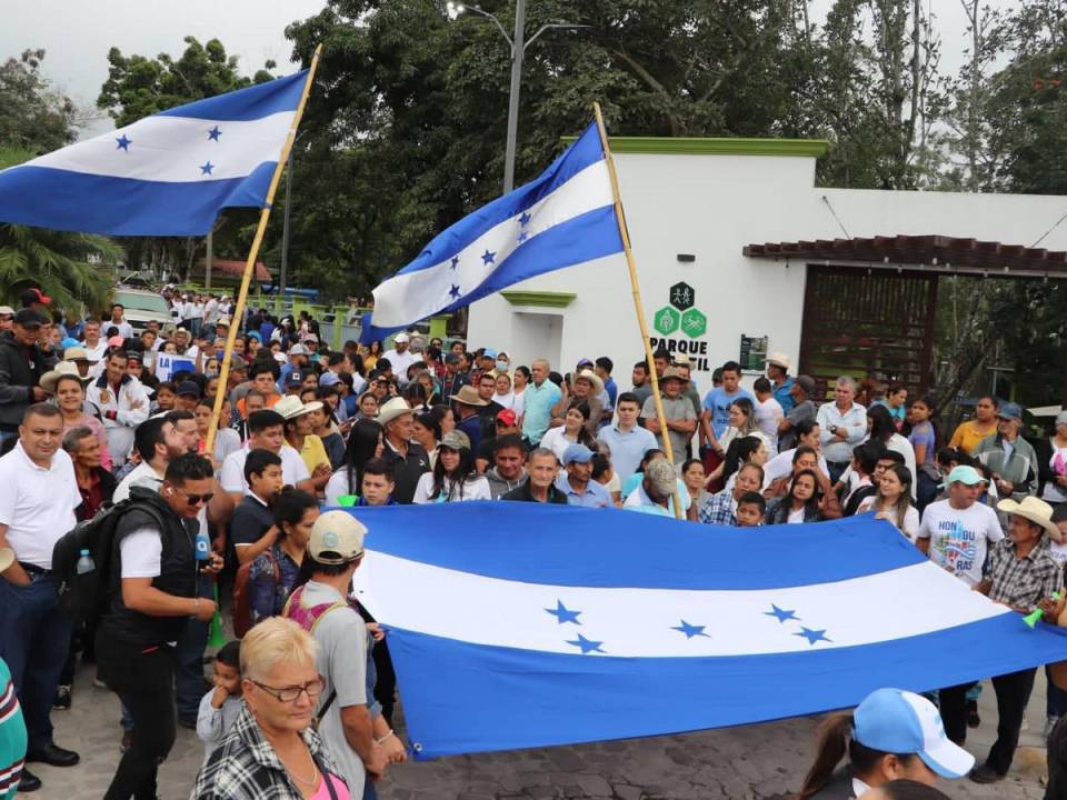 Los ciudadanos alzaban la Bandera de Honduras en el occidente del país.