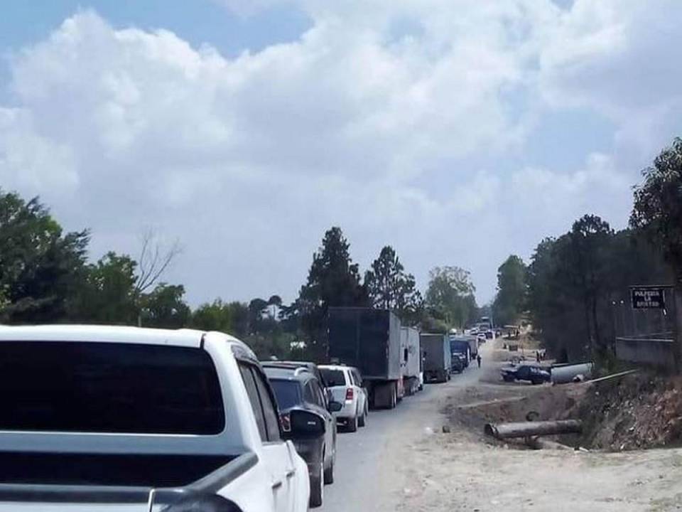 Largas filas se formaron este día en la carretera que conduce de Siguatepeque hasta La Esperanza, Intibucá, debido a la manifestación, hasta que un carril fue habilitado.