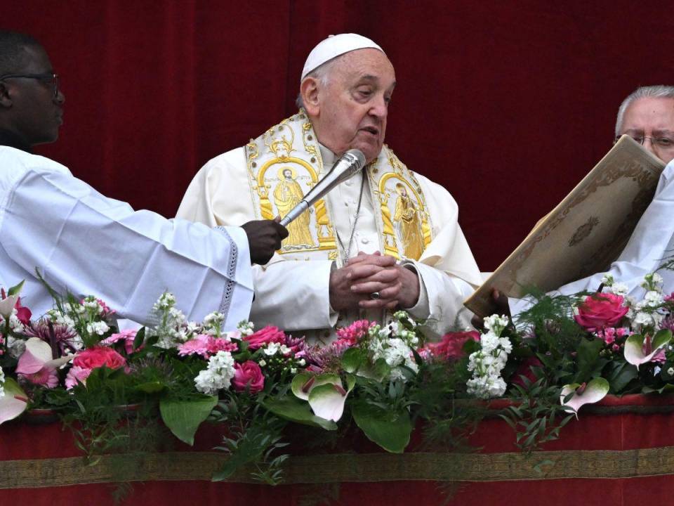 Vestido de blanco, el jefe de la Iglesia católica llegó en silla de ruedas hasta el altar, decorado como cada año con una multitud de adornos florales.