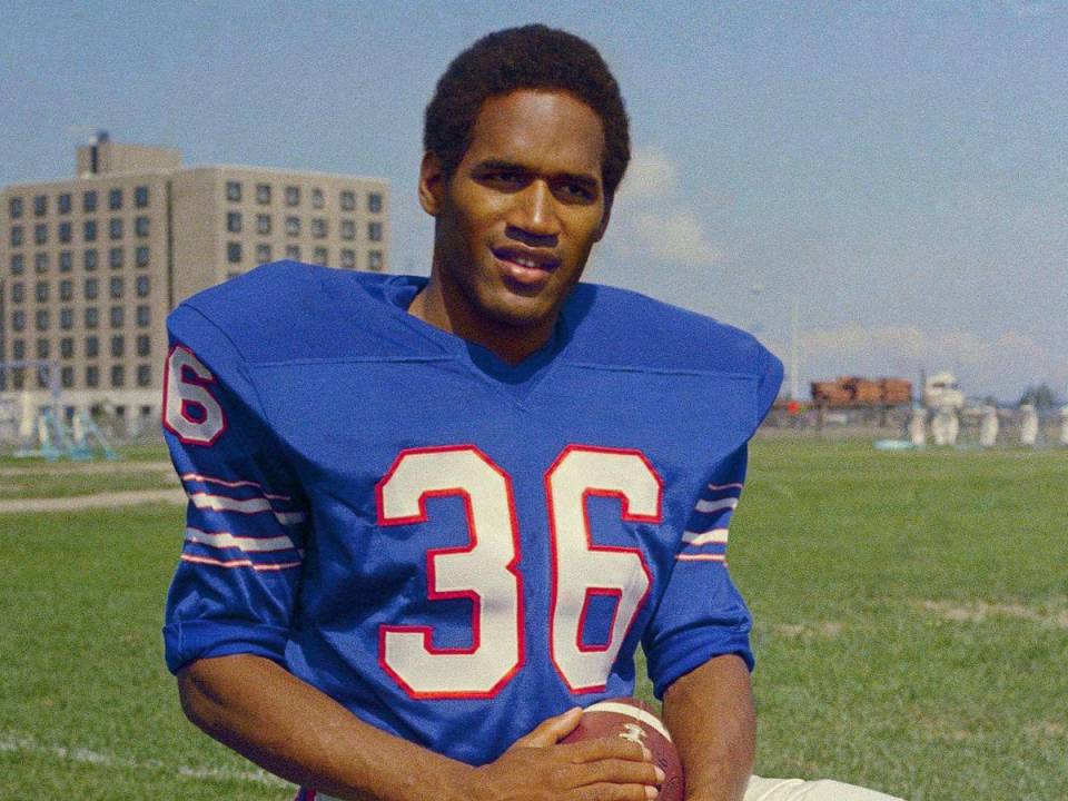 O.J. Simpson, el icónico exjugador de la NFL se destacó como uno de los mejores de su época dejando un legado complejo tanto en el ámbito deportivo como en su vida personal.