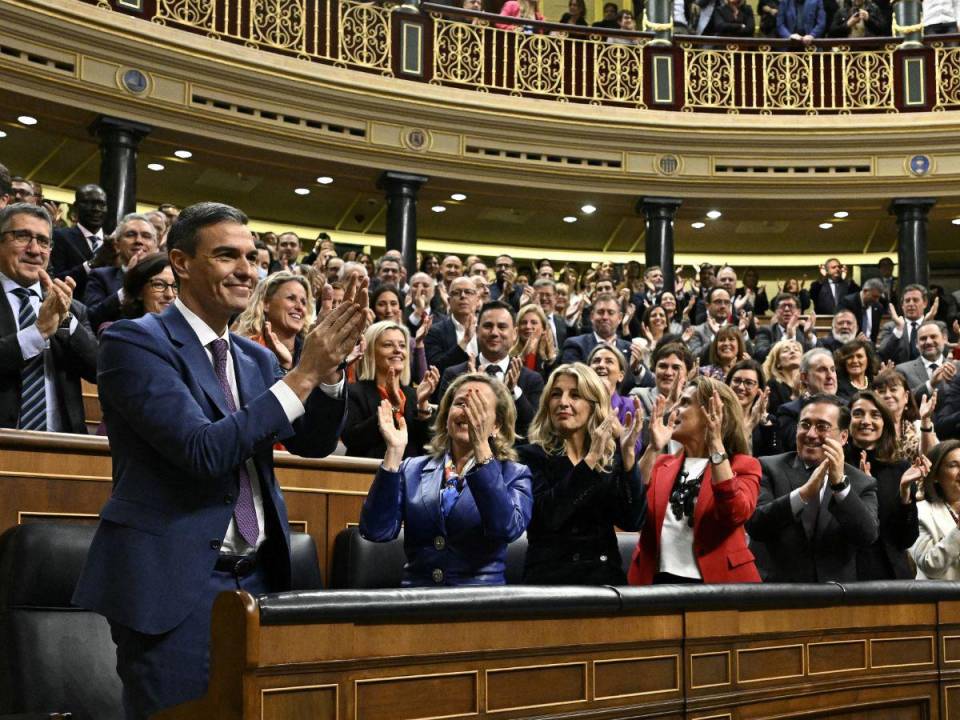 Pedro Sánchez, presidente de España, mientras festejaba por haber logrado más de 176 (mayoría) votos en el Congreso de los Diputados.