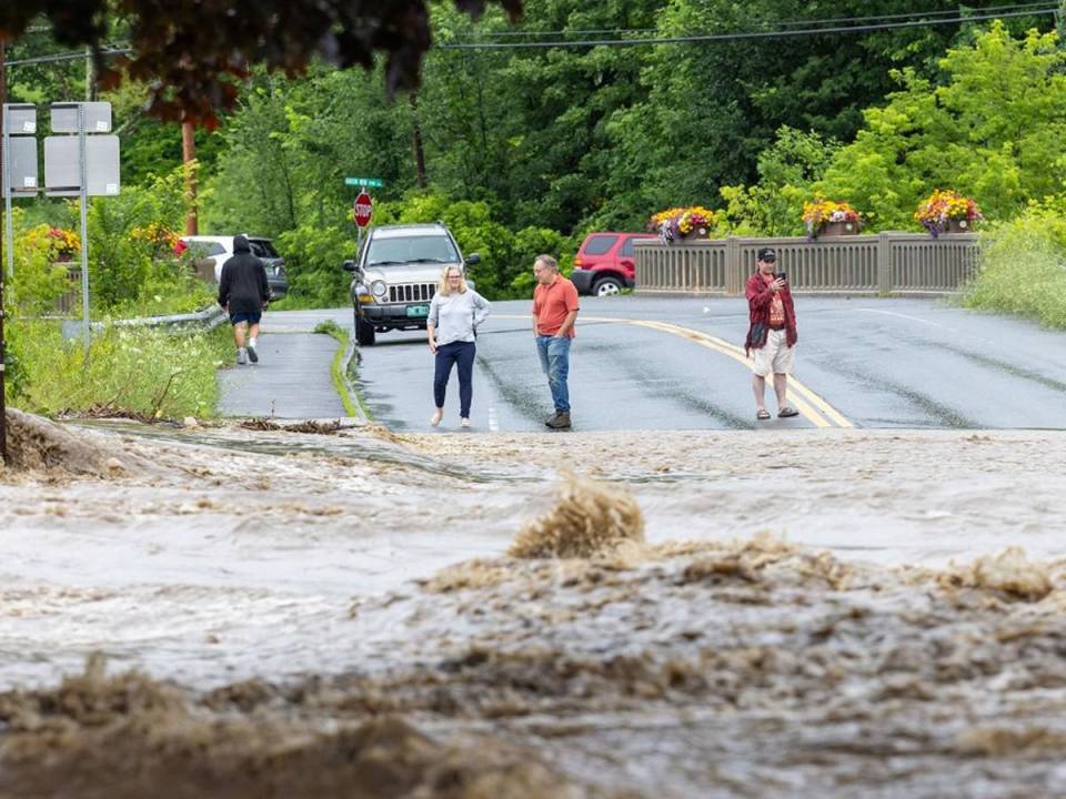 Las precipitaciones de hasta 200 milímetros generaron situaciones de riesgo para las personas por “las inundaciones repentinas”, explicó Hochul.