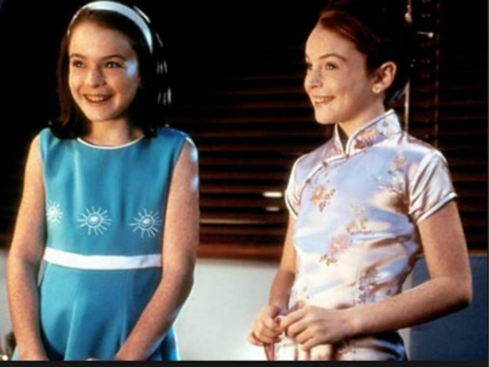 Cuando Lindsay Lohan tenía tan sólo 12 años nos regaló una de las películas más tiernas: Juego de Gemelas. El filme, que es uno de los más populares de Disney, está a punto de cumplir 25 años desde su estreno, y es evidente el cambio físico que han experimentado sus personajes. Dale un vistazo al antes y después de cada uno.