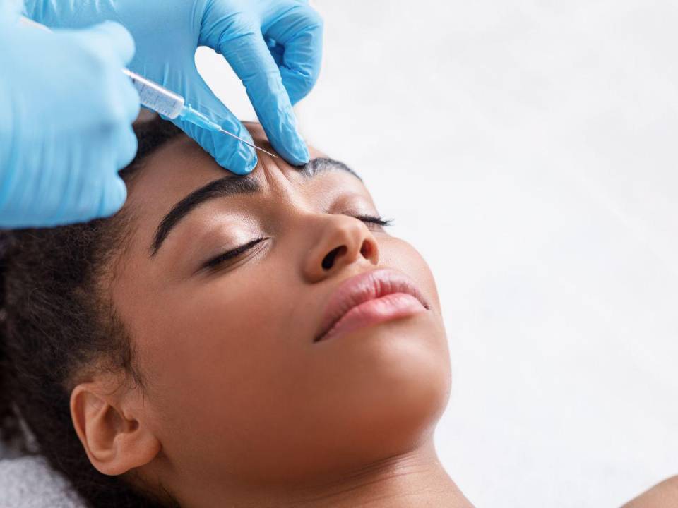 Señala la dermatóloga que hay dos tipos de arrugas: “las dinámicas, que son las que hacemos al gesticular, y las estáticas, que aún sin gesticular ya las tenemos marcadas en la piel”. El bótox ayuda a prevenir las segundas.