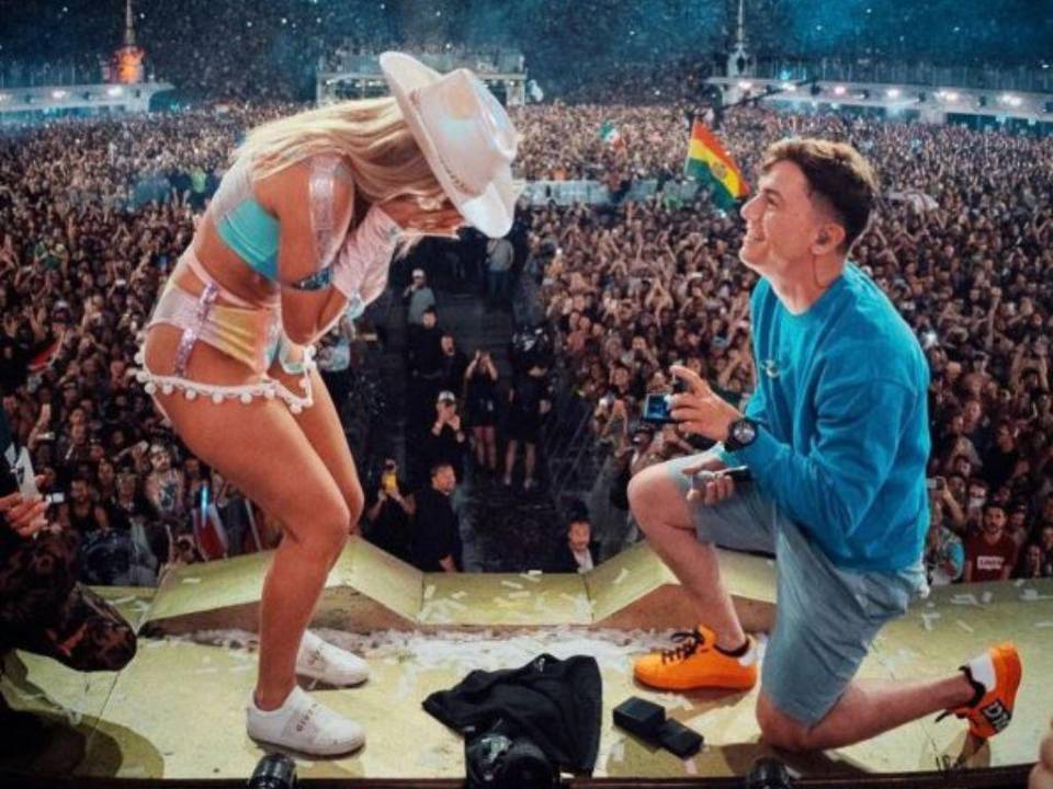 La pareja se comprometió frente a medio millón de personas en el cierre de Tomorrowland 2022.