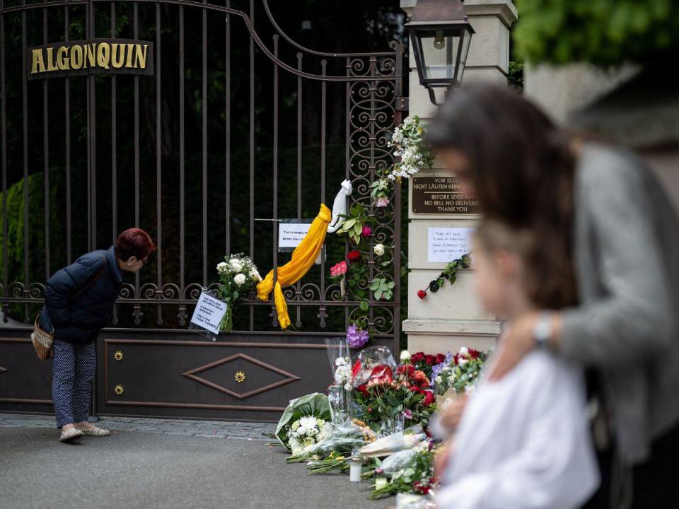 Poco después de la noticia de la muerte de Tina Turner el miércoles, velas y flores comenzaron a amontonarse frente a su residencia en Suiza, donde la leyenda del rock se había radicado desde hace décadas.