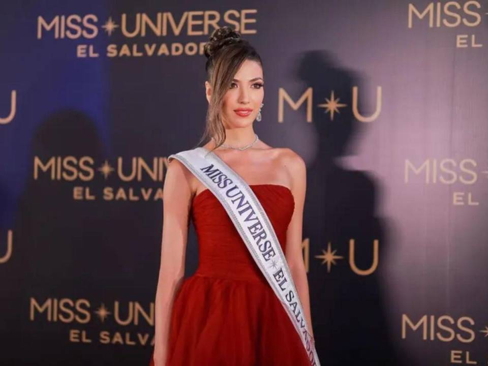 Isabella García-Manzo, Miss El Salvador, fue captada siendo arreglada por personas ajenas a la competencia.